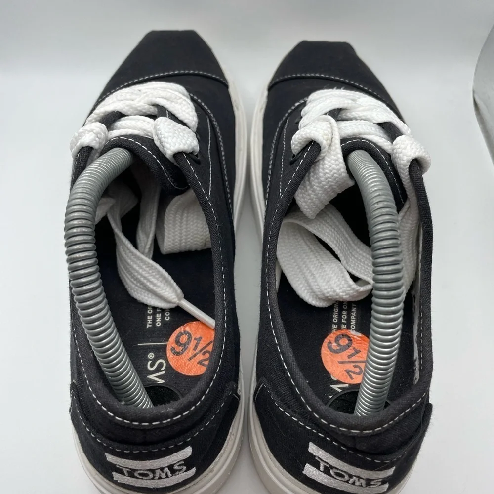 Toms Cordones Lugs black platform sneakers size 9.5